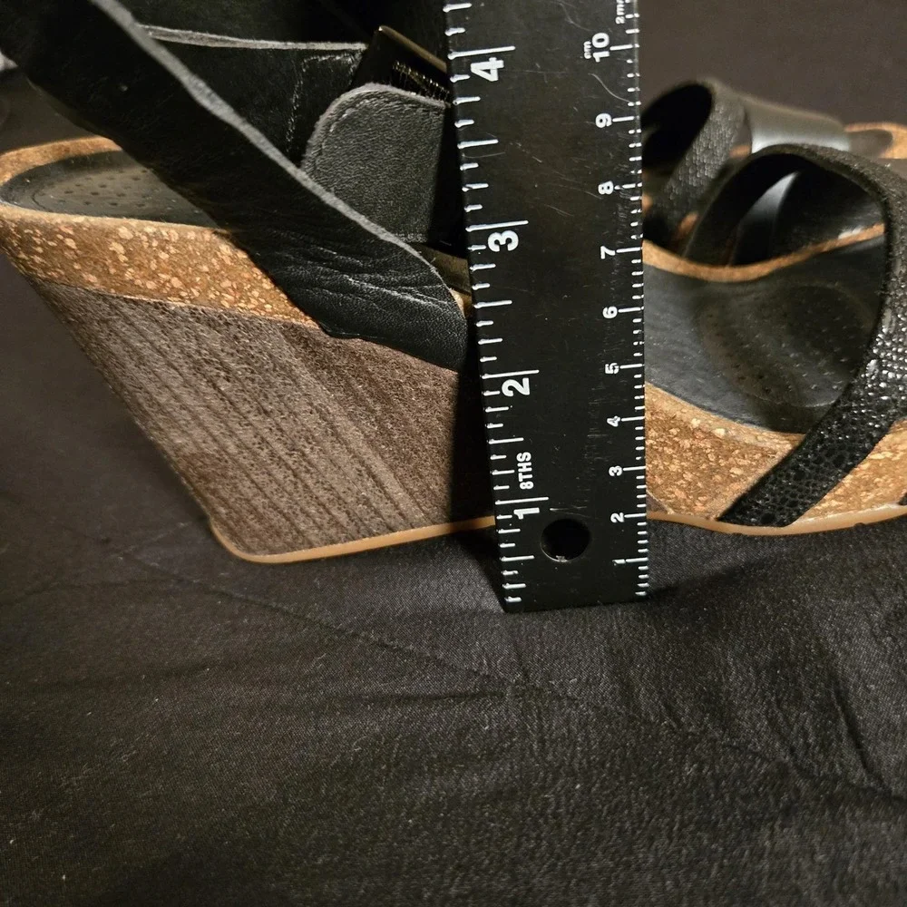 Tsubo Sandals Womens Size 8 Black Leather Strappy Ankle Strap Wedge Heel Comfort